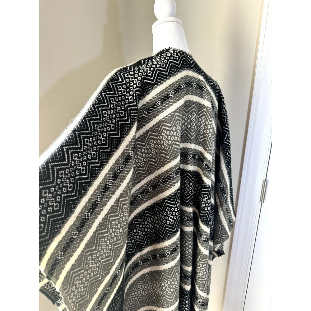 Torrid Ruana Wrap Geometric Print Azrec Western Fringe Cape Sz O/S
